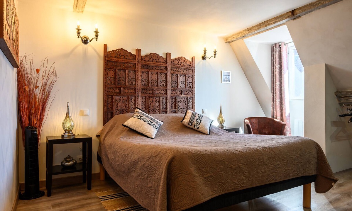 Beblenheim Bed & Breakfast | Bed and Breakfast 'Demeure D'antan - Chambre Esmeralda' with Shared Terrace, Shared Garden and Wi-Fi
