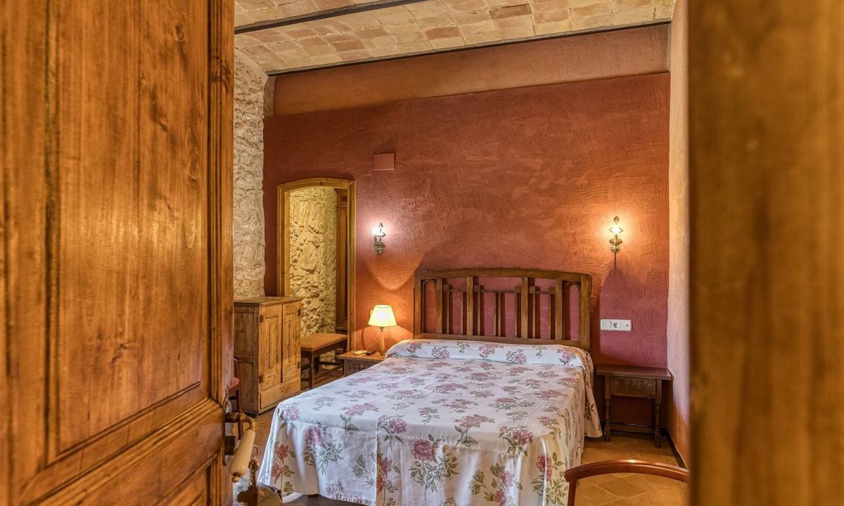 Serra de Daro Apartment | Bed and Breakfast 'Fonolleres' with Shared Pool, Wi-Fi and Air Conditioning