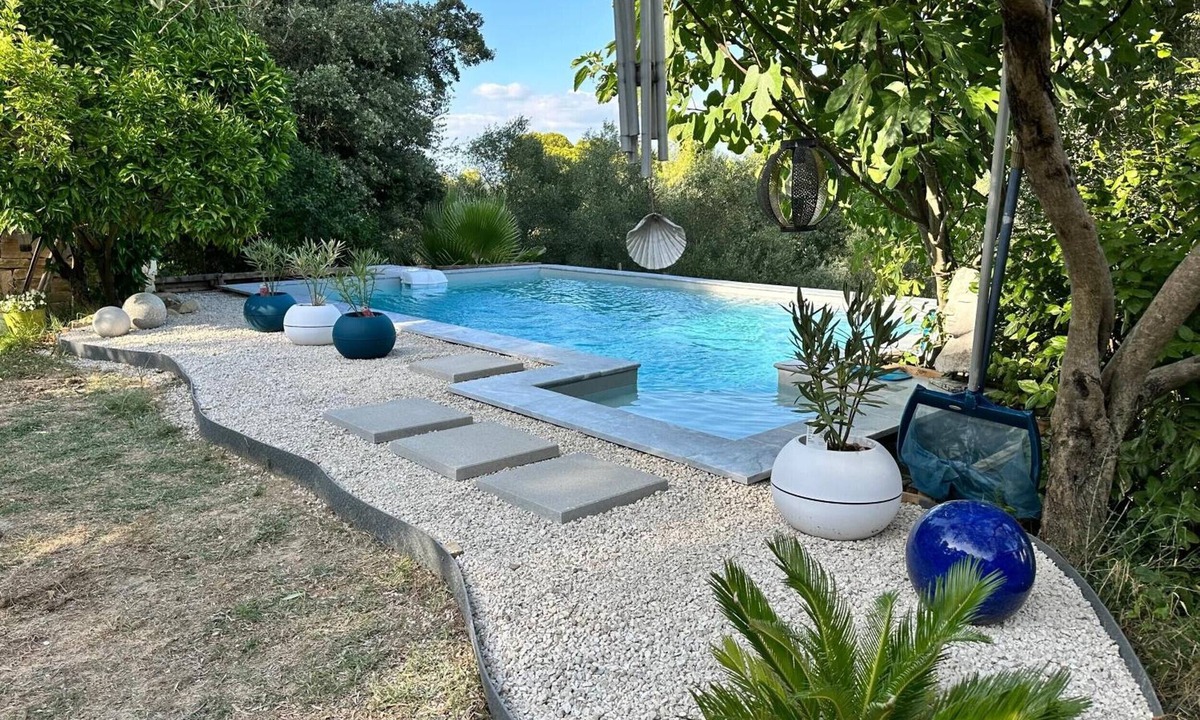 Saint-Christol Bed & Breakfast | Bed and Breakfast '285 Antredeux' with Shared Pool, Shared Garden and Air Conditioning