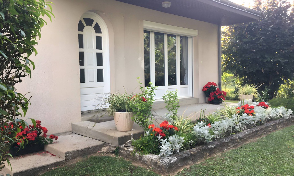 Saint-Avertin Bed & Breakfast | Bed and Breakfast 'Chambre Bleue' with Shared Terrace, Shared Garden and Wi-Fi