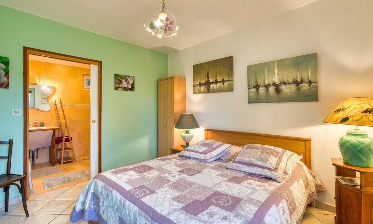 Saint-Leonard Bed & Breakfast | Bed and Breakfast 'Chambre La Plage' with Shared Garden and Wi-Fi