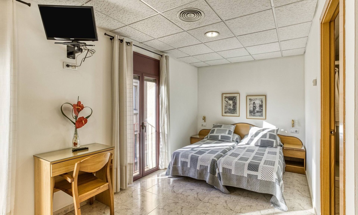 Figueres Bed & Breakfast | Bed and Breakfast 'Habitació Familiar' with Balcony, Wi-Fi, and Air Conditioning