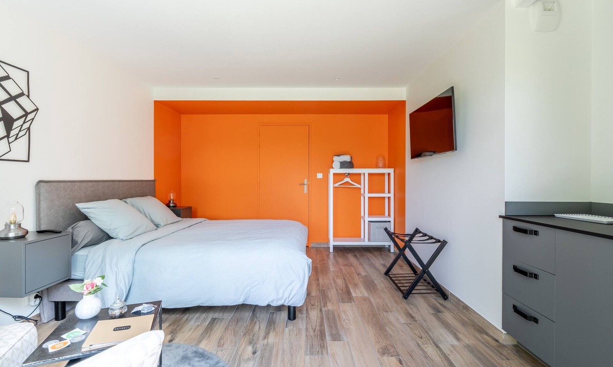 Malville Bed & Breakfast | Bed and Breakfast 'Kerwall - Chambre Double' with Shared Pool, Private Terrace and Wi-Fi