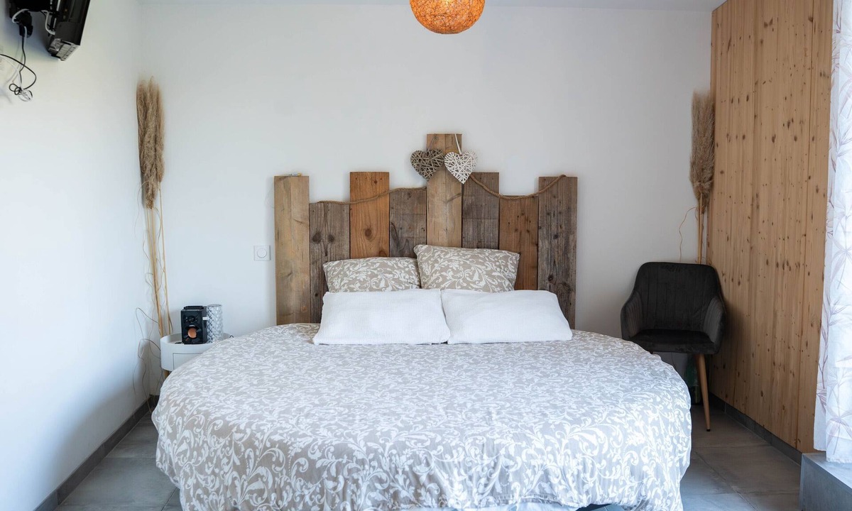 Saint-Savin Bed & Breakfast | Bed and Breakfast 'Loft Bois' with Shared Terrace, Wi-Fi and Air Conditioning
