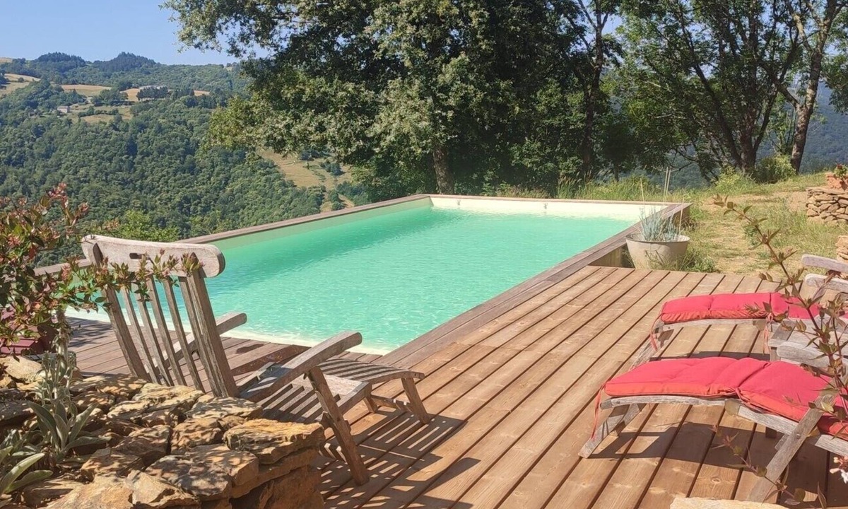 Enguiales Bed & Breakfast | Bed and Breakfast 'La Chambre Des Fleurs' with Shared Pool, Private Terrace and Wi-Fi