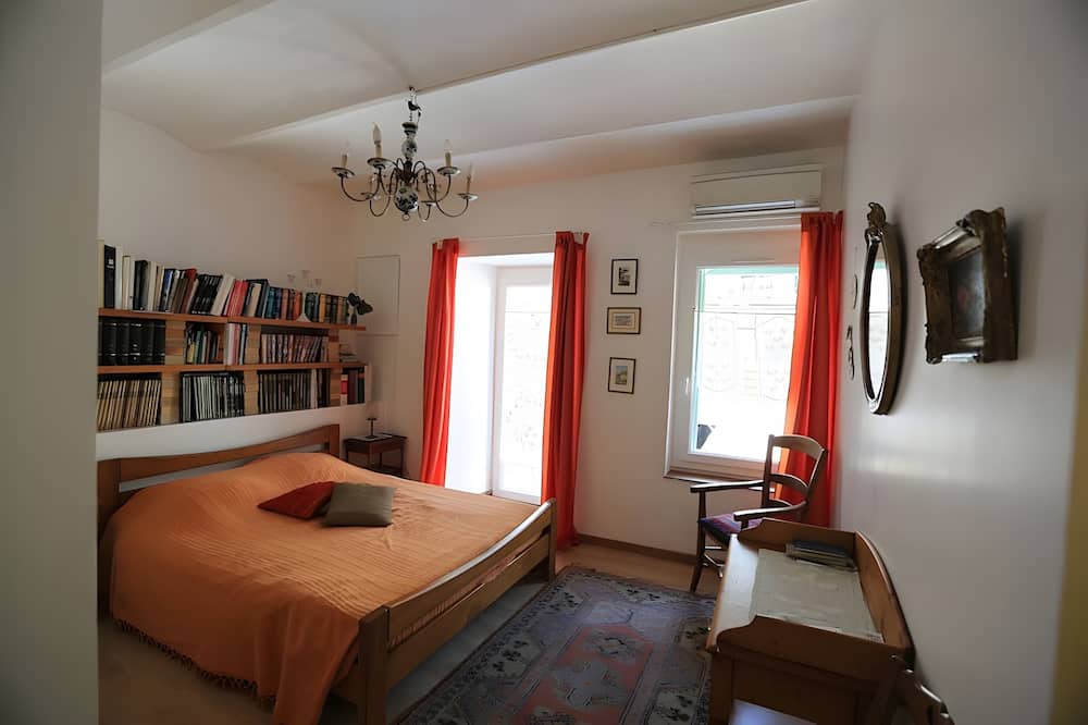 Les Cinq Avenues Bed & Breakfast | Bed and Breakfast 'Les Citronniers - Bibliothèque' with Shared Terrace, Wi-Fi and Air Conditioning