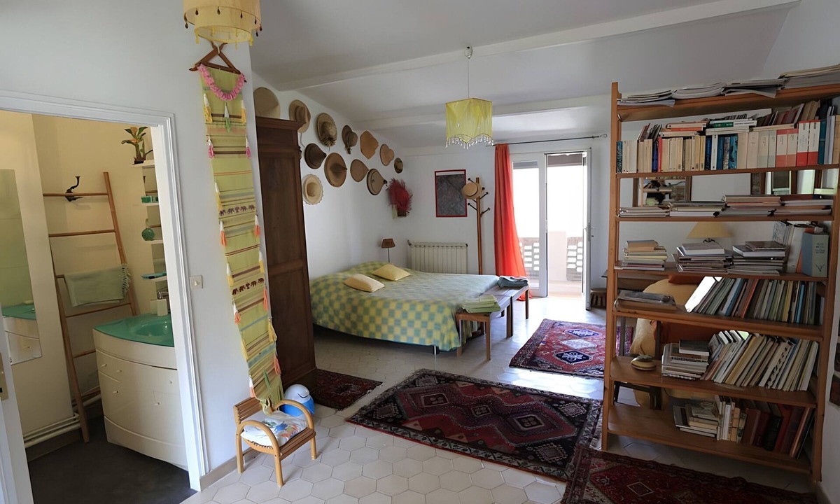 Les Cinq Avenues Bed & Breakfast | Bed and Breakfast 'Les Citronniers - Chapeaux' with Shared Terrace, Wi-Fi and Air Conditioning