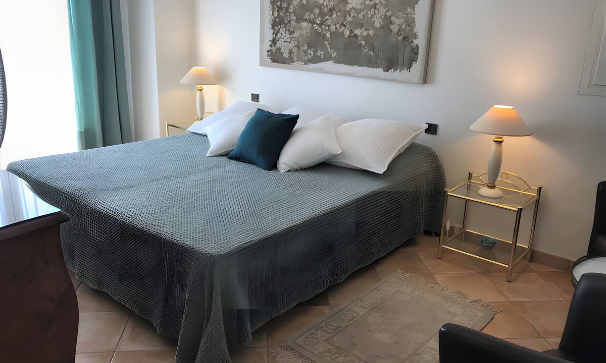 Le Rouret Bed & Breakfast | Bed and Breakfast 'Li Estella' with Shared Terrace, Wi-Fi and Air Conditioning