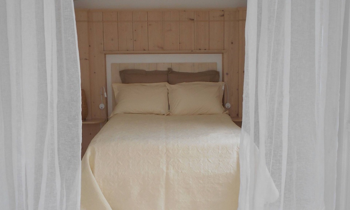 Arlanc Bed & Breakfast | Bed and breakfast: "Suite cabane Roulotte" in the heart of the vegetable garden, breakfast included.
