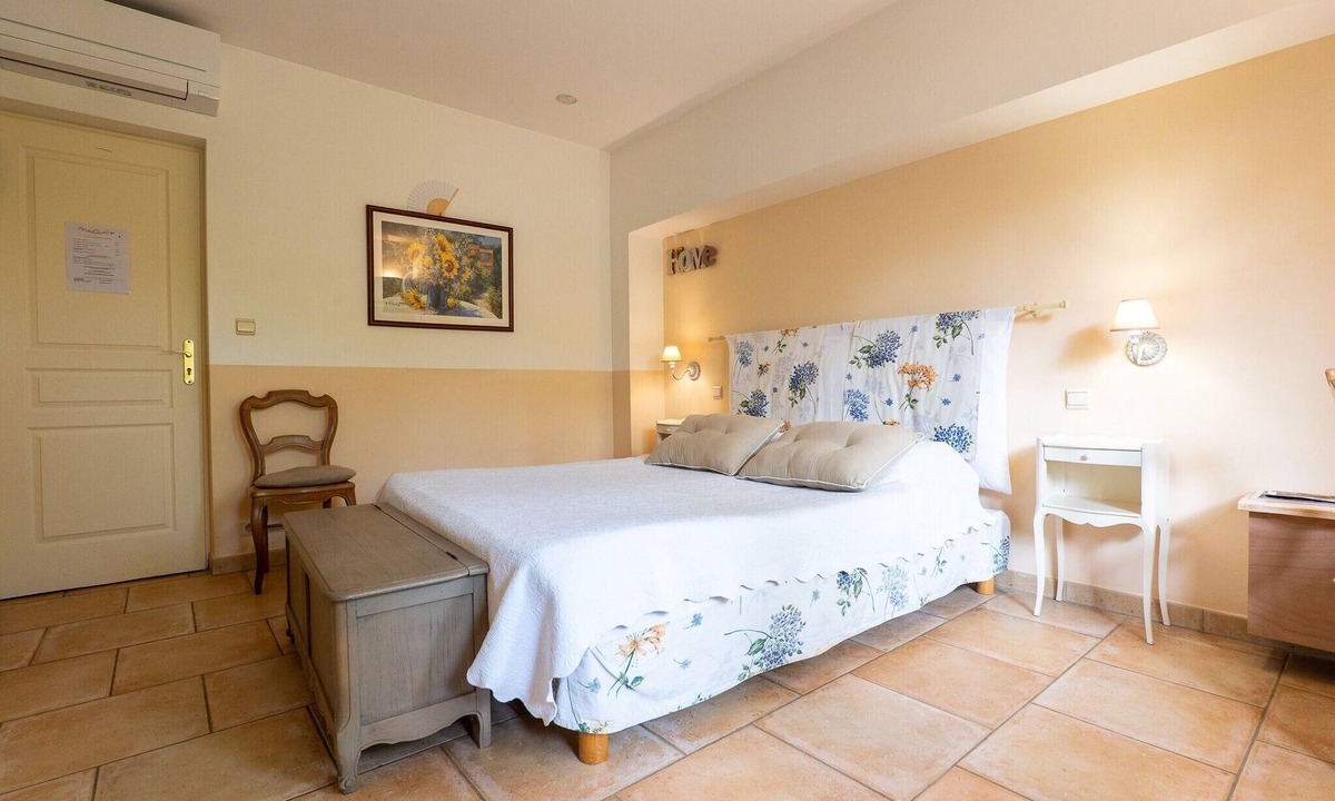 Moustiers-Sainte-Marie Bed & Breakfast | Bed and Breakfast 'Le Mas Du - Chambre Loup' with Mountain View, Shared Terrace and Wi-Fi