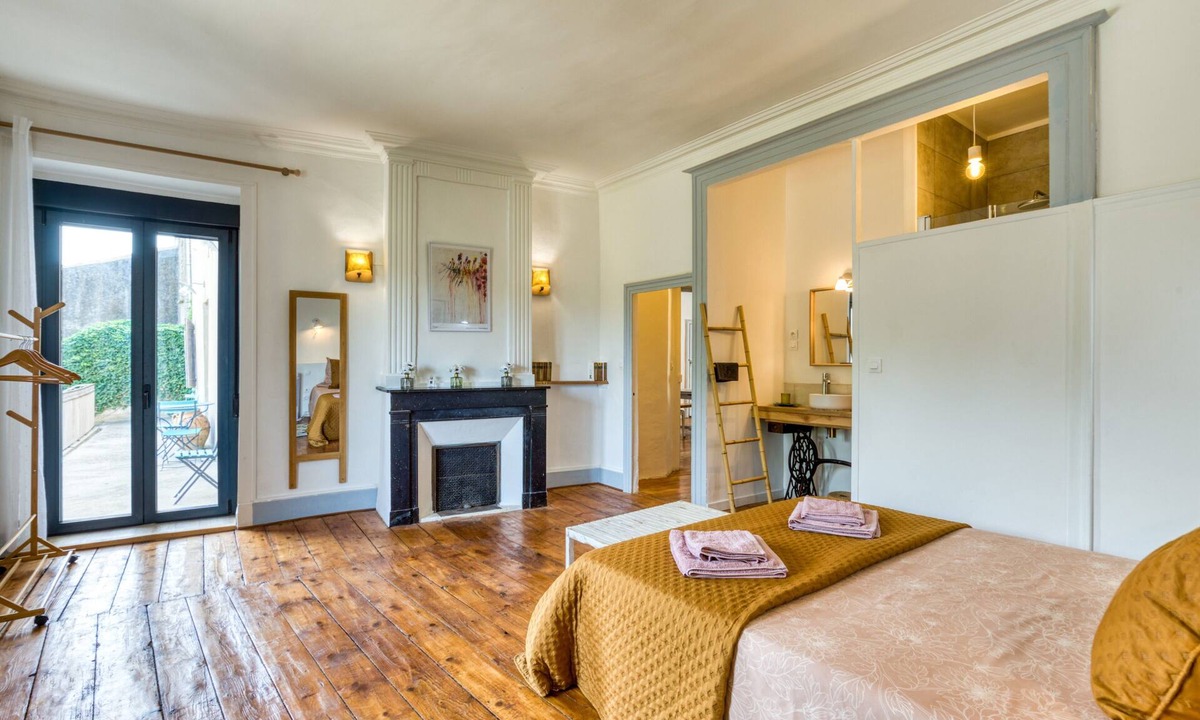 Saint-Andre-de-Sangonis Bed & Breakfast | Bed and Breakfast 'Chambre' with Shared Pool, Shared Garden and Wi-Fi