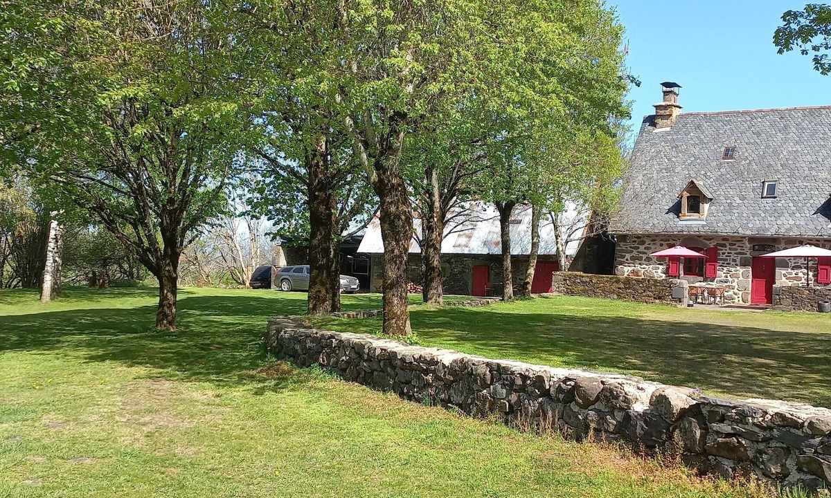 Saint-Bonnet-de-Salers Bed & Breakfast | Bed and Breakfast 'Gasoline' with Shared Terrace and Shared Garden