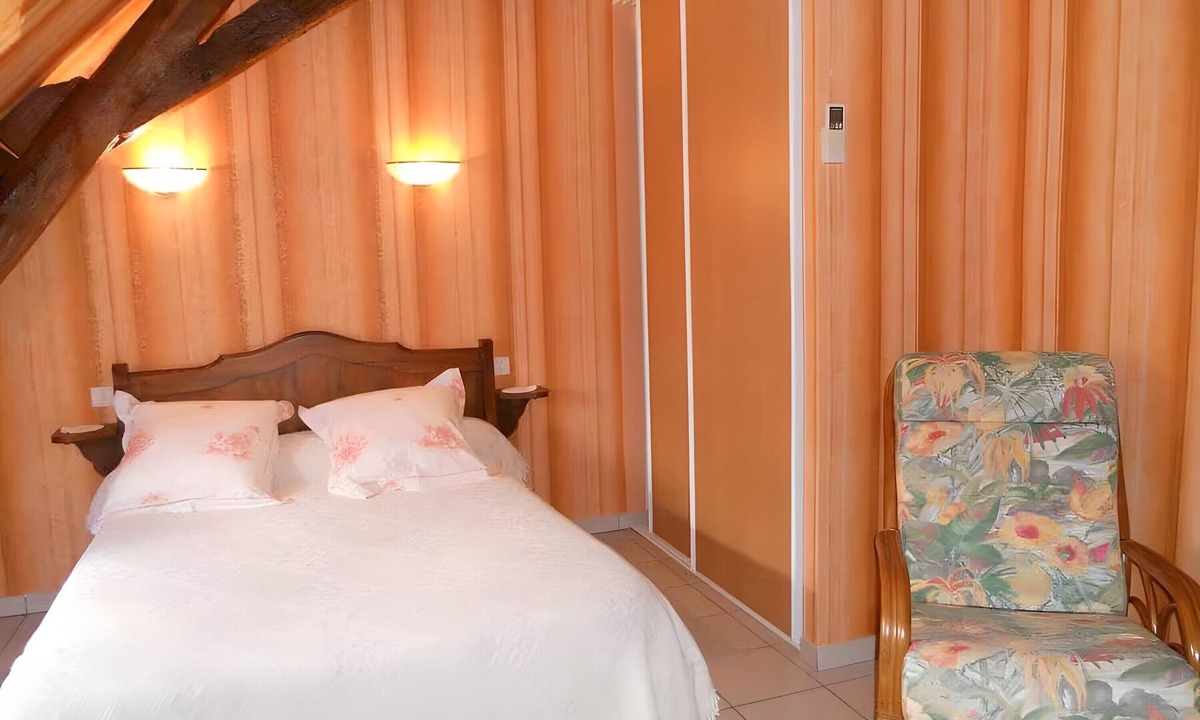 Saint-Denis-les-Martel Bed & Breakfast | Bed and Breakfast 'Chambre Giroflée' with Shared Garden and Air Conditioning