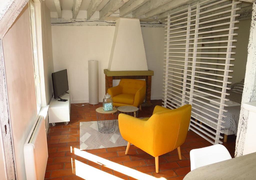 Chartres Apartment | Bed in Chartres