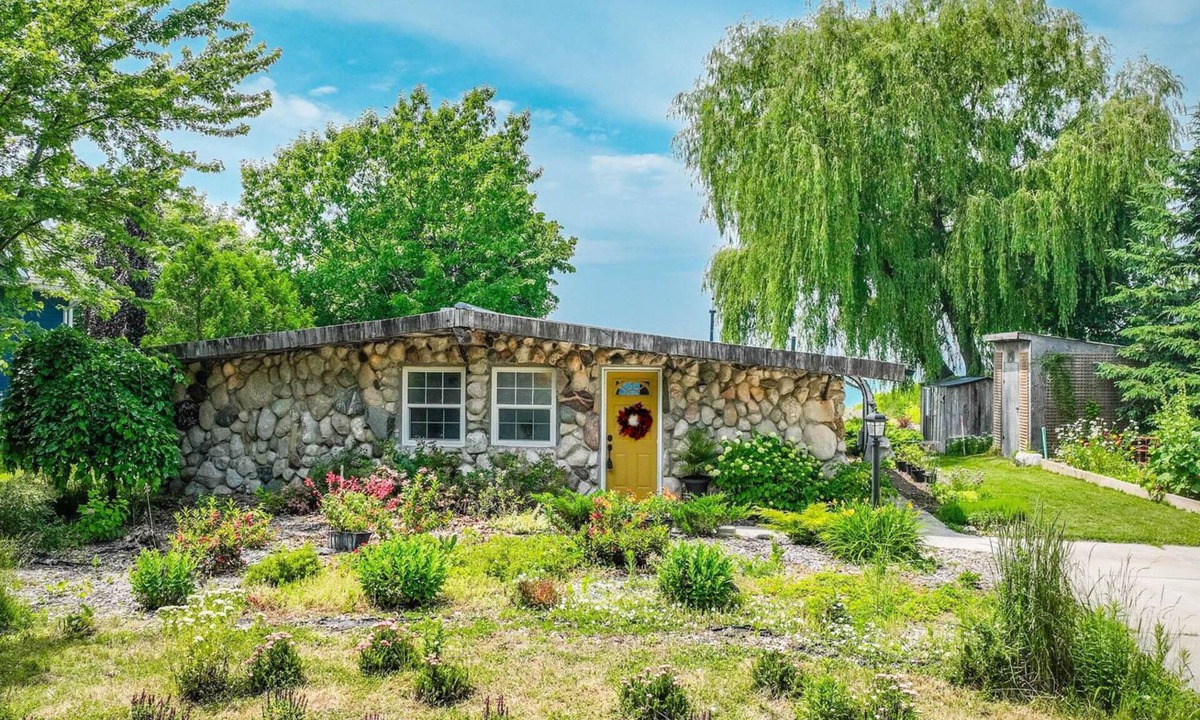 Bluewater Cottage | Bedrock Beach House - lakefront hot tub!