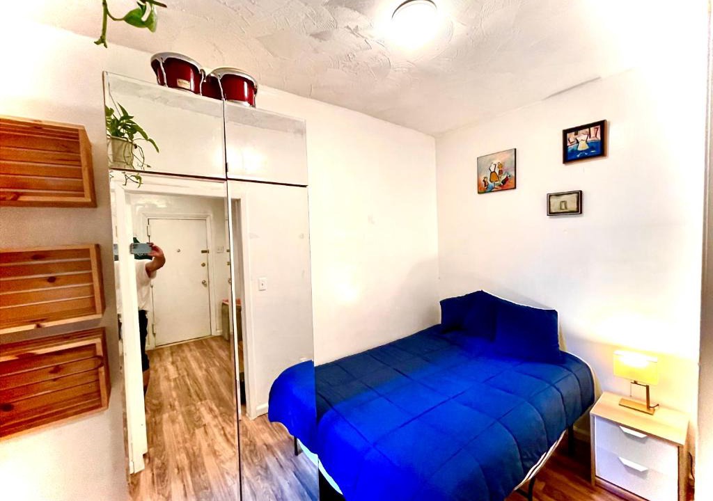 Hunters Point House | Bedroom 10 mins to Times Square! and is first floor