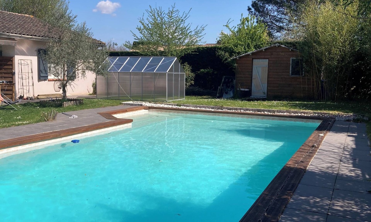 Gragnague Bed & Breakfast | Bedroom and bathroom