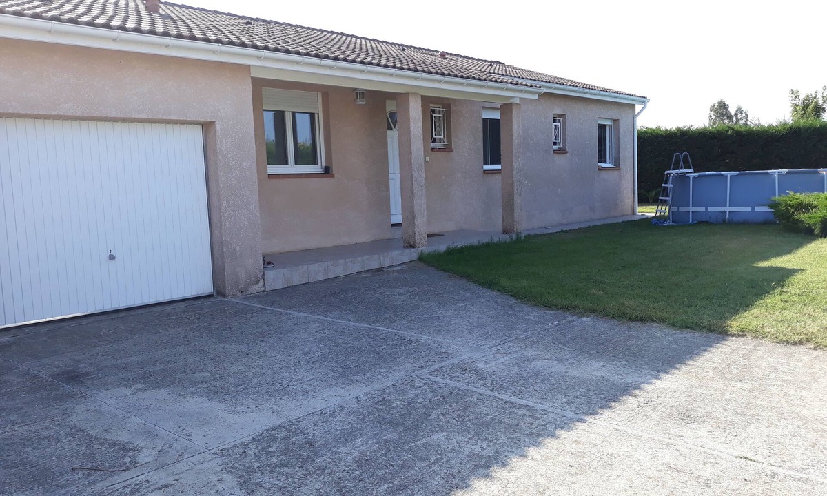 Daux Bed & Breakfast | Bedroom + bathroom with independent access