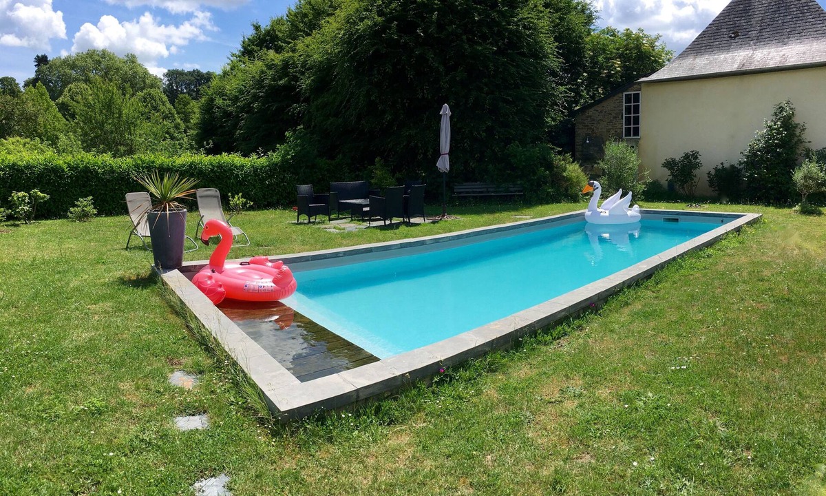 Menil House | bedroom cottage with pool