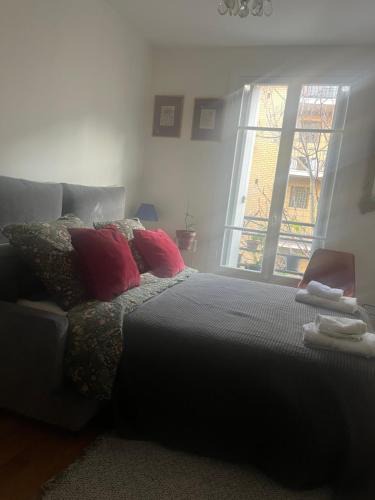 7th Arrondissement Bed & Breakfast | Bedroom in Paris