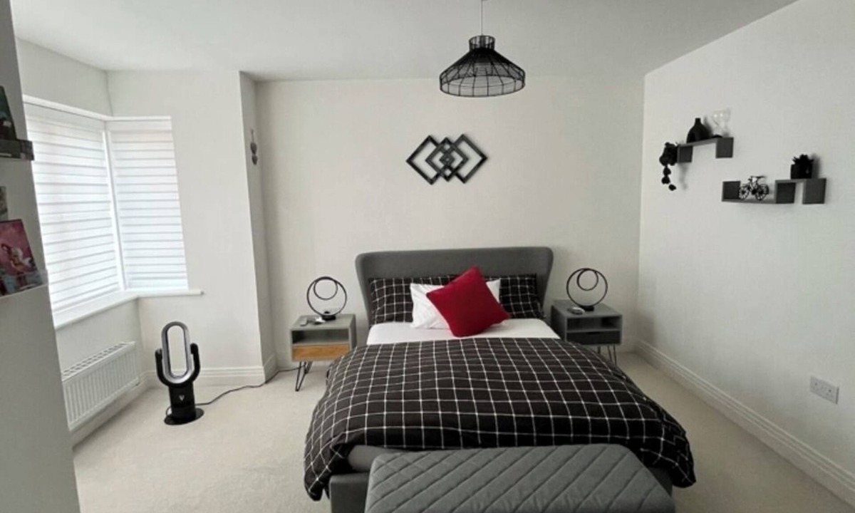 Pulborough Apartment | Bedroom with locks-Private Bathroom & Free Parking