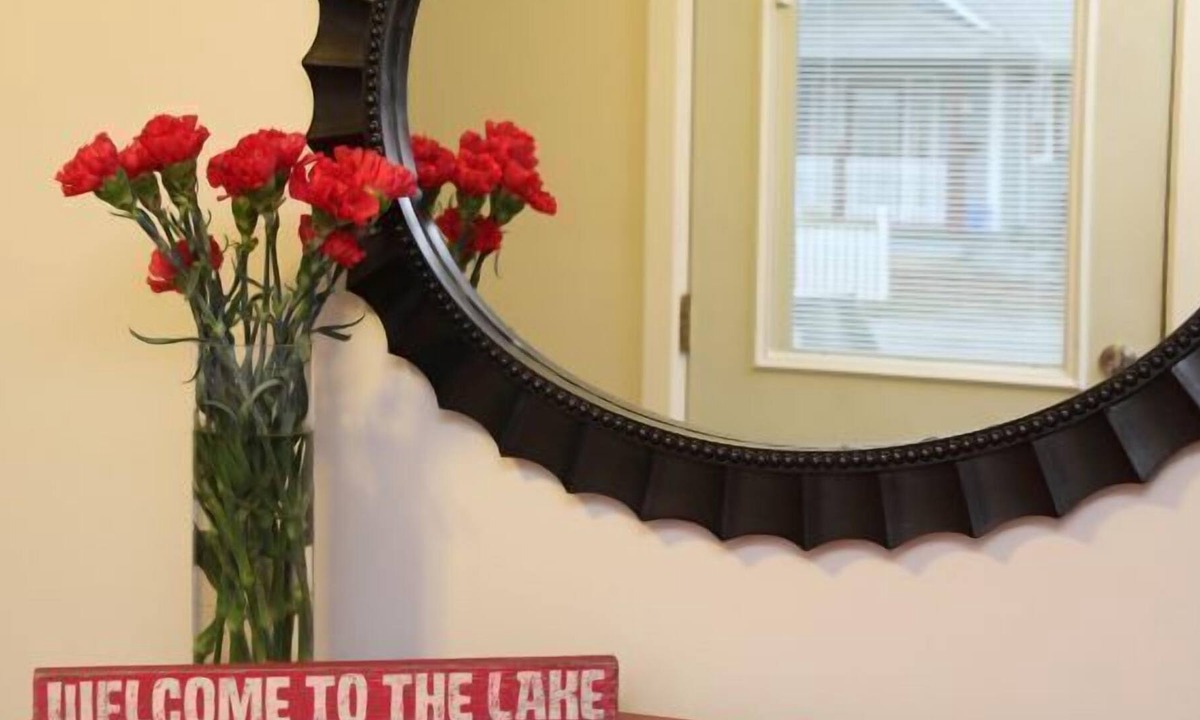 Crystal Beach Cottage | Beebalm Cottage - 2 minute walk to the beach