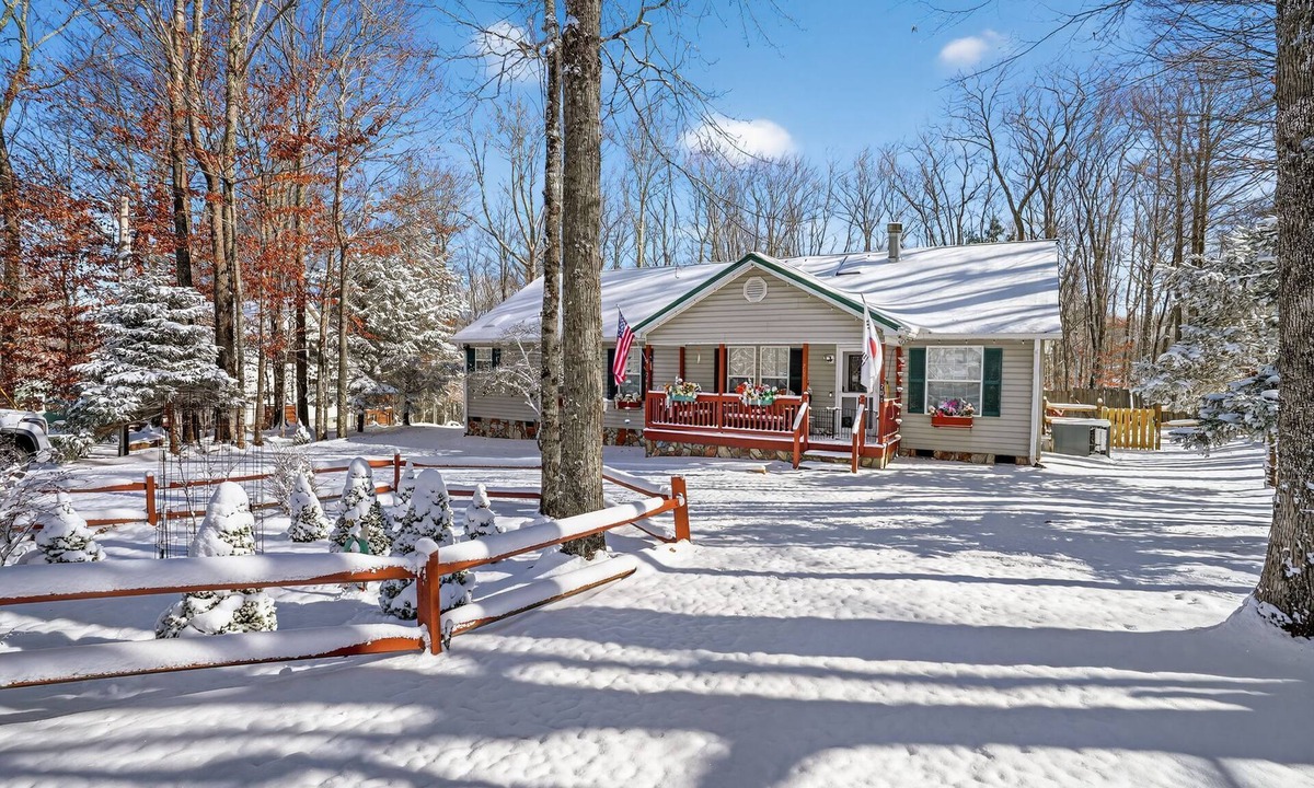 Charter Hills House | Beech Mountain Cabin w/Fire Pit & Views