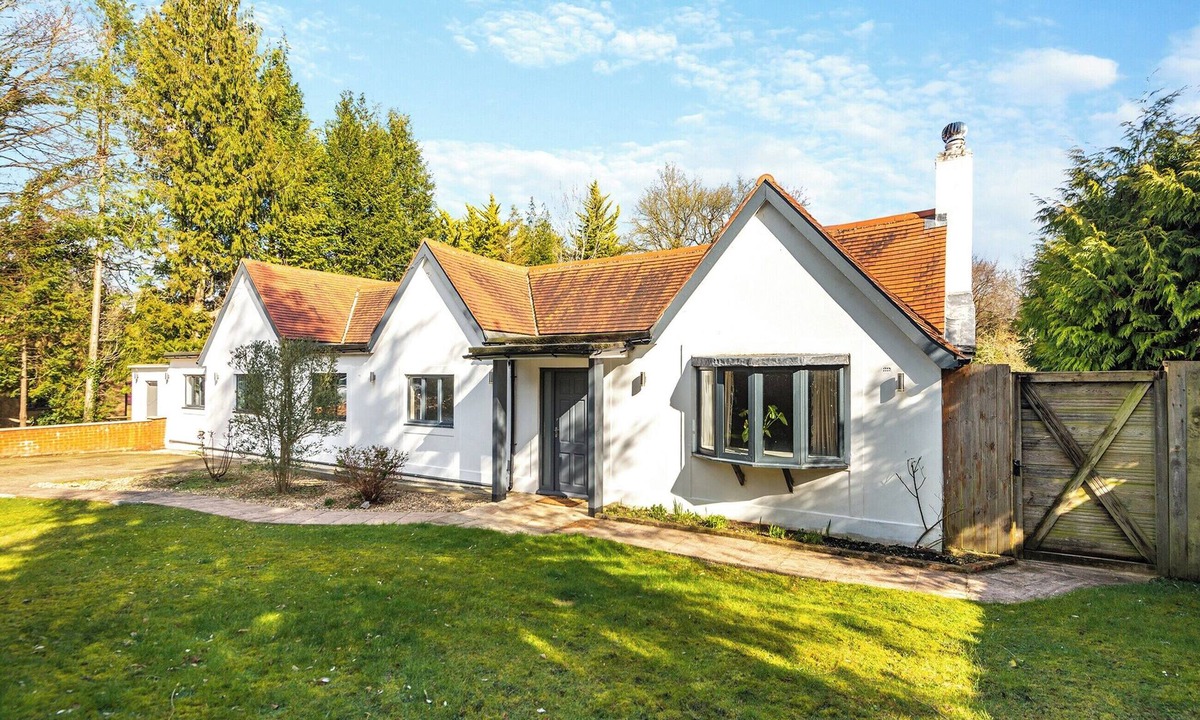 Leatherhead Cottage | Beechlawns Cottage - UK48832