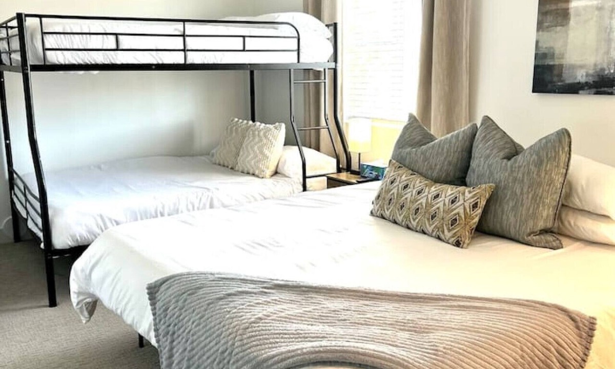 People's Freeway Apartment | Beehive Escape -Salt Lake City