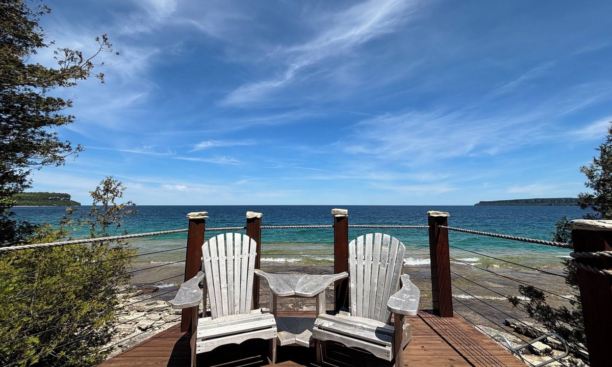 Lion's Head Cottage | Beeshore Lakehouse: Waterfront Bliss and Comfort
