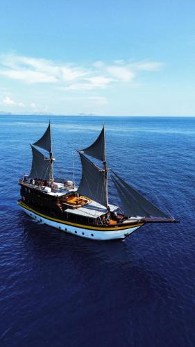 Sei Pinang Boat Rental | Behike Luxury Phinisi