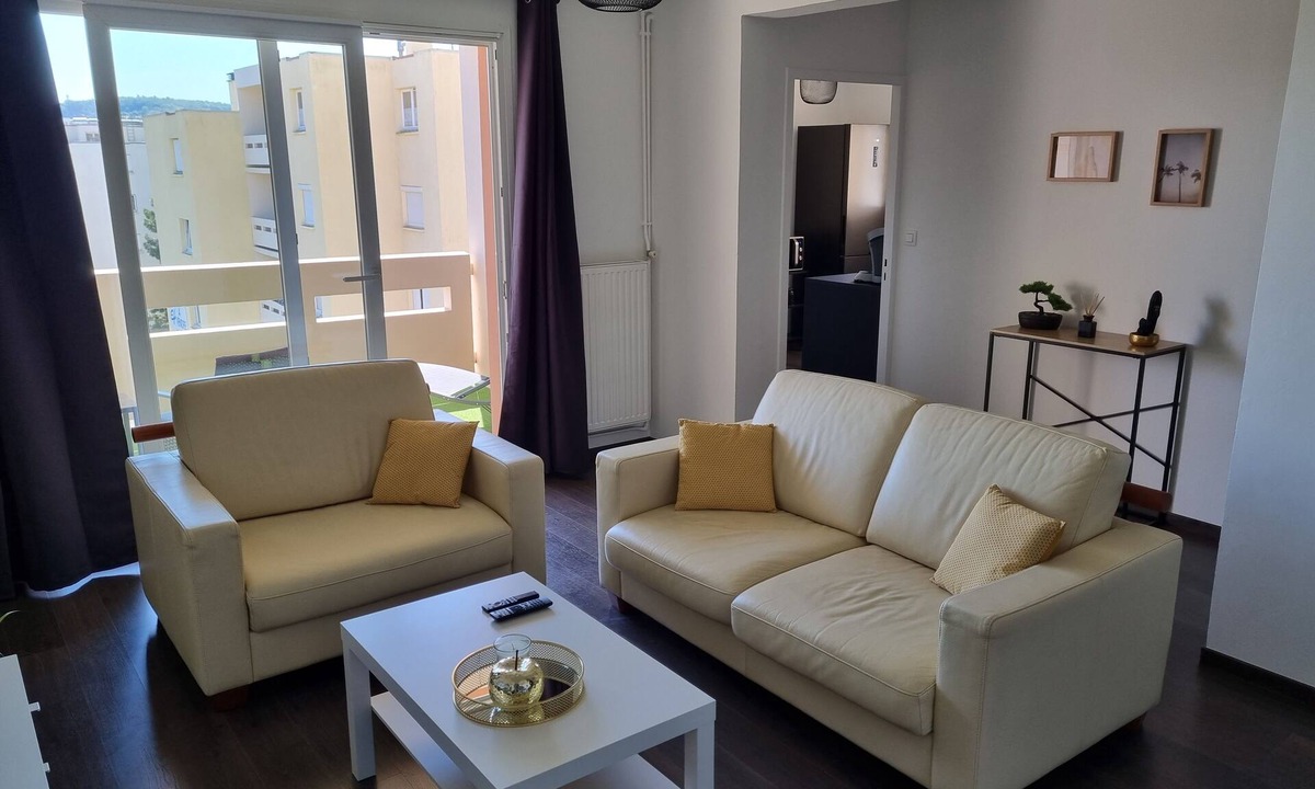 Givet Apartment | Bel Appartement 2 Chambres, Dans Résidence Privée