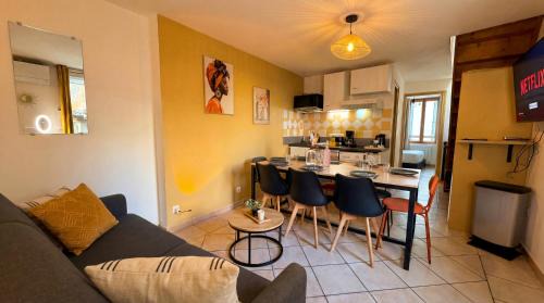 Centre Historique Apartment | Bel Appartement Climatisé avec Terrasse au centre-ville de Narbonne