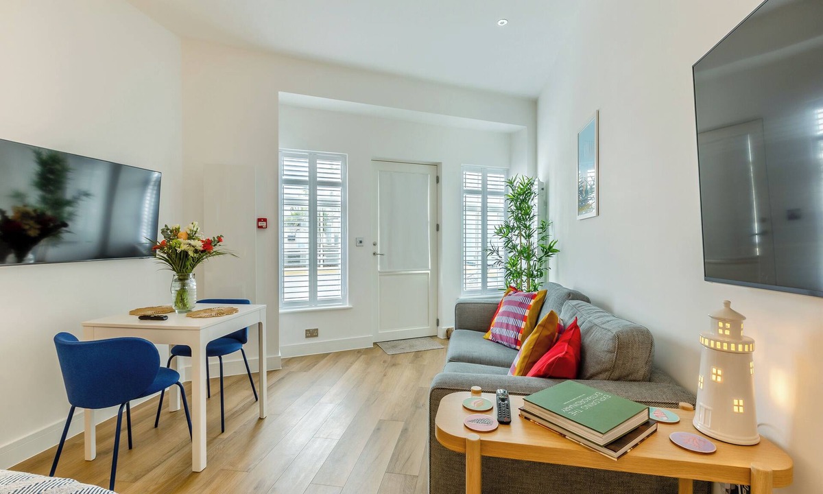 Torquay City Centre Cottage | Belgrave Sands Apartment