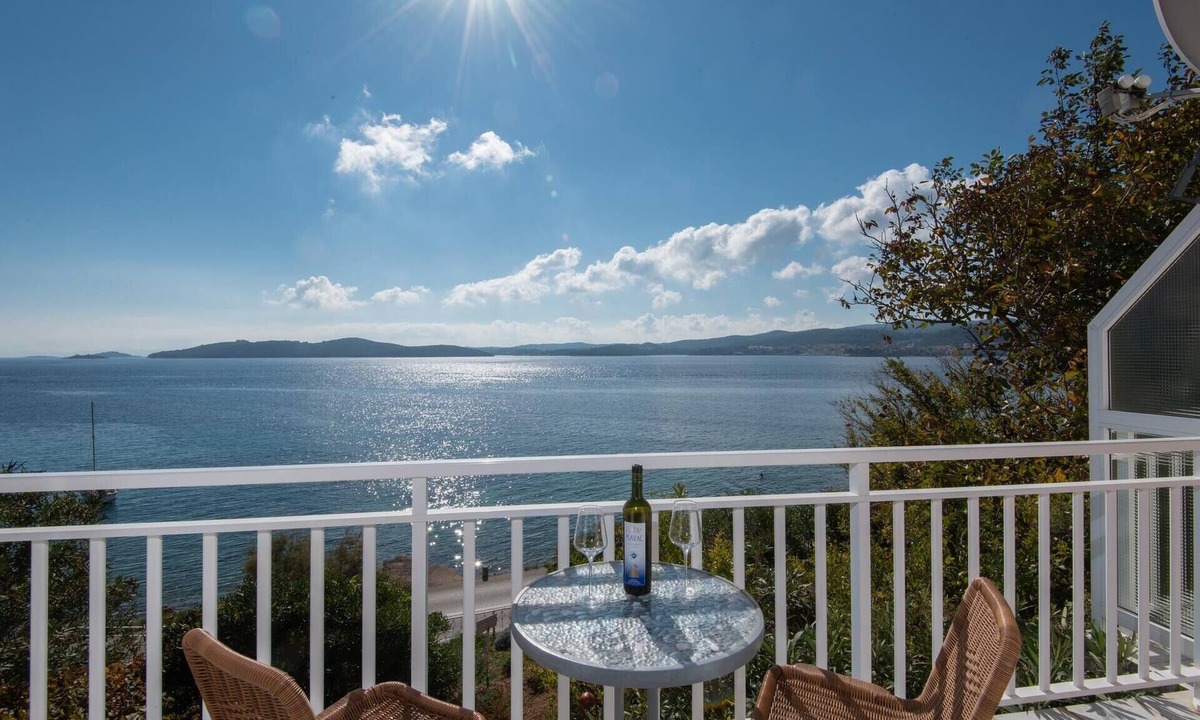 Kuciste Apartment | Bella Perna 3-Bedroom beachfront Holiday Apartment