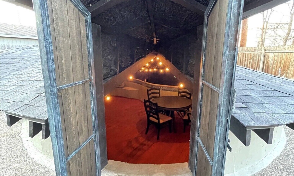 Parkwood House | BELLA - Vacation Home & Ultimate HangOut Cave