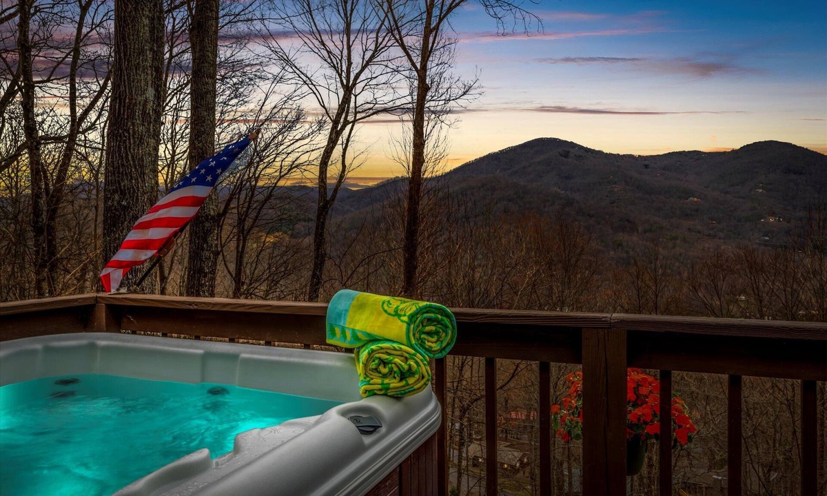 Maggie Valley Cabin | Bella Vista~ 5 Star ~ Clean Cabin ~Hot Tub and Beautiful View ~Pets Allowed