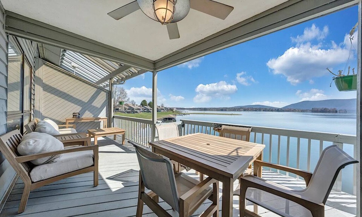 North Shore House | Bella Vista - Beautiful Lakefront View at Bernard's Landing