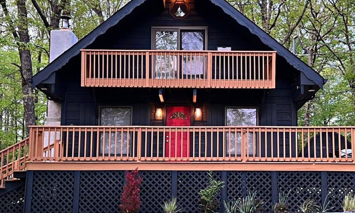 Lackawaxen Ski Chalet | Bella Vista Chalet Poconos -Four Season Resort/Lake/Pool/Ski/Horseback-riding