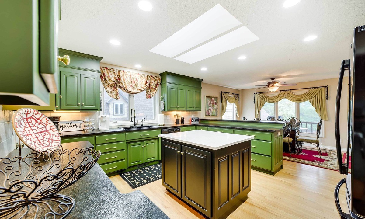 Bella Vista House | Bella Vista Lakehouse w/Hill Tram, Deck & Views!