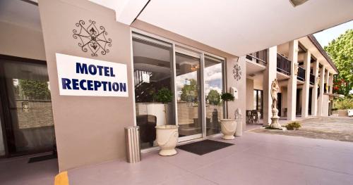 West Gosford Hotel | Bella Vista Motel