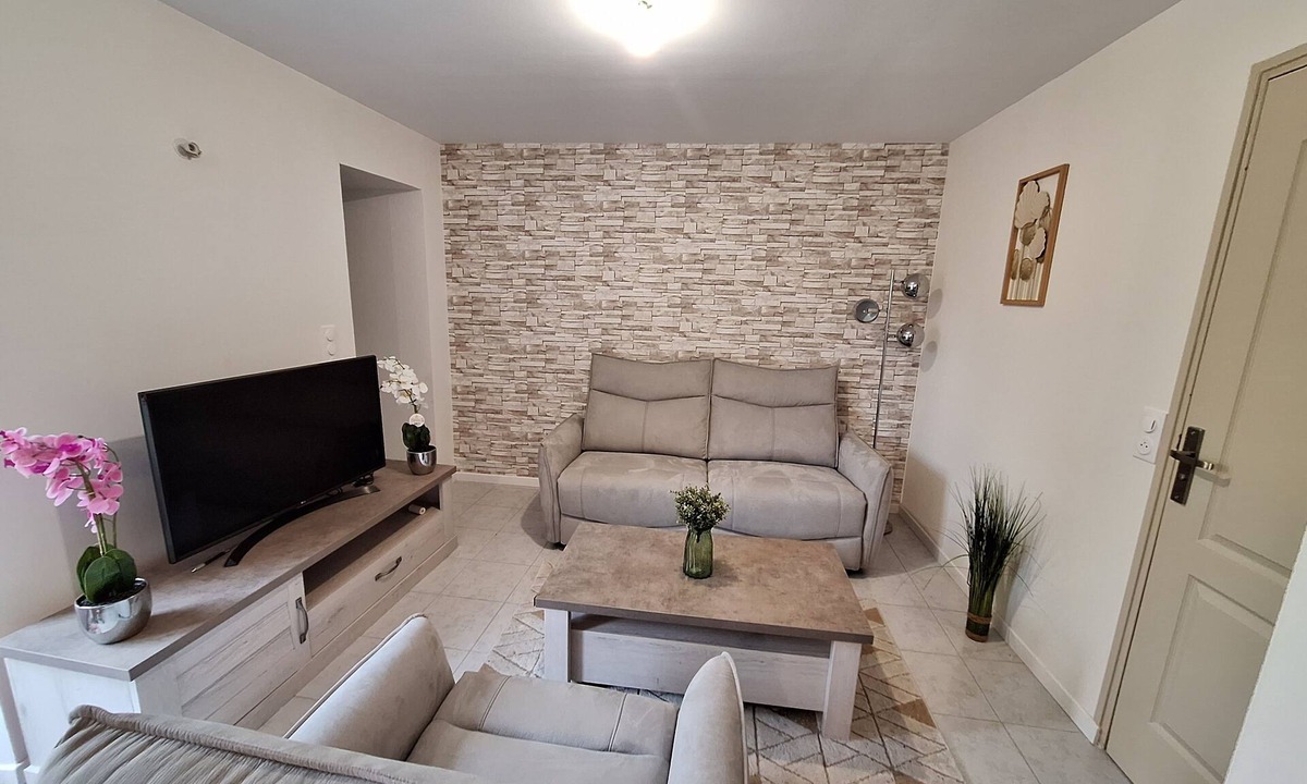 Saint-Jean-d'Angely House | Belle Maison de Ville au Bord du Plan D'eau