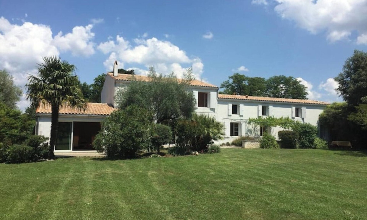 Saint-Romain-de-Benet Villa | Belle Villa