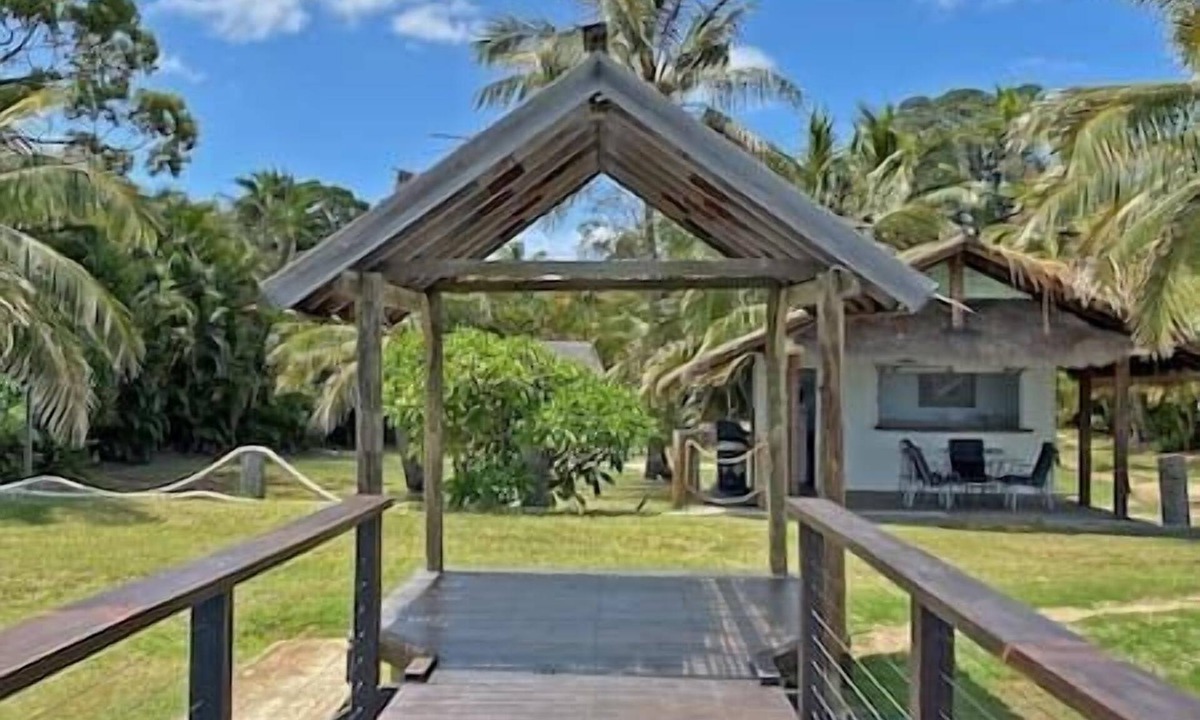 Amity Point Cabin | Belles on Ballow - Lorikeet Lodge