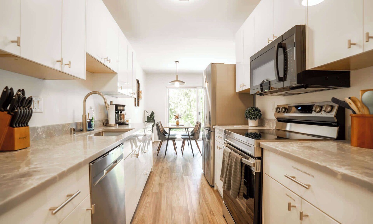 West Bellevue Apartment | Bellevue 2B condo: downtown + Light rail