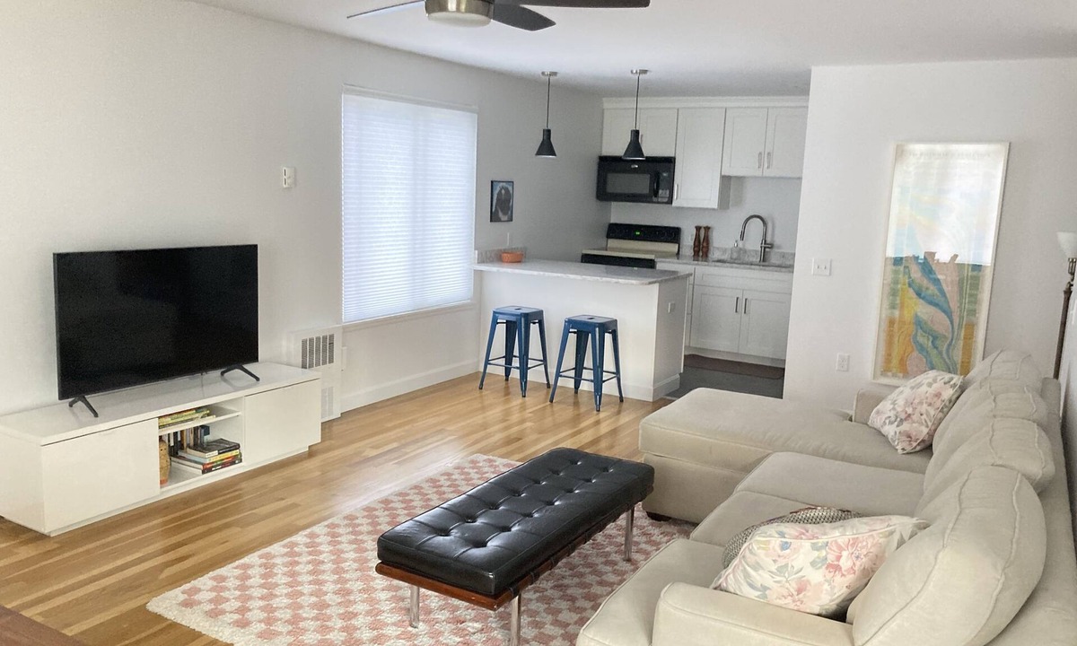 Bellevue Avenue Historic District Condo | Bellevue Ave - Pool - Steps to Everything!