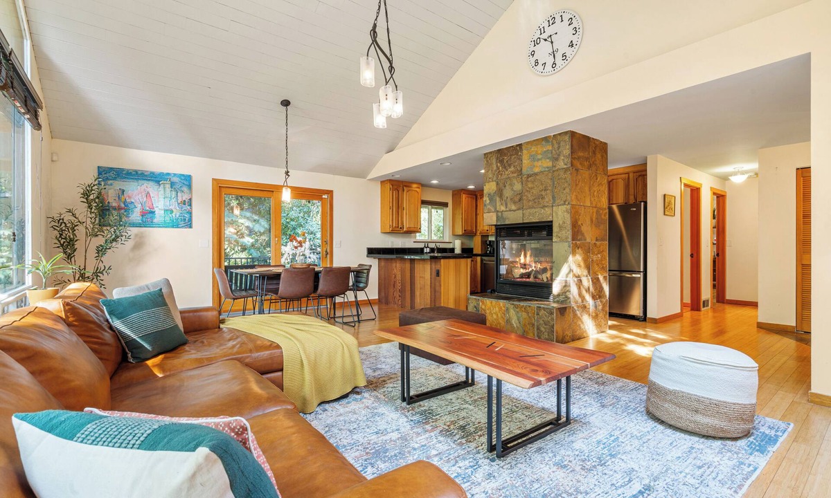 Eastgate House | Bellevue Forest Haven Hideaway