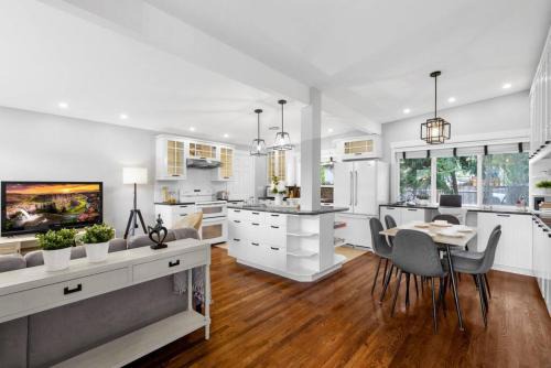 East Lake Hills House | Bellevue Work & Relax Near Downtown