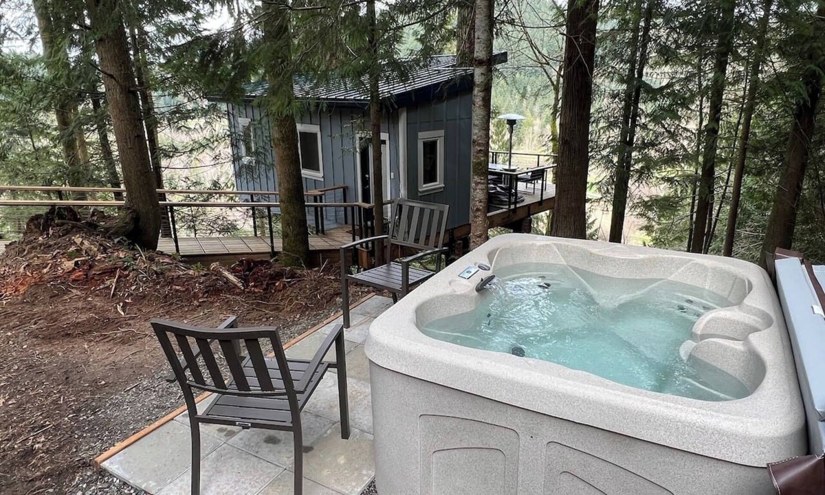 Bellingham House | Bellingham Treehouse w/Waterfall, View, & Hot Tub