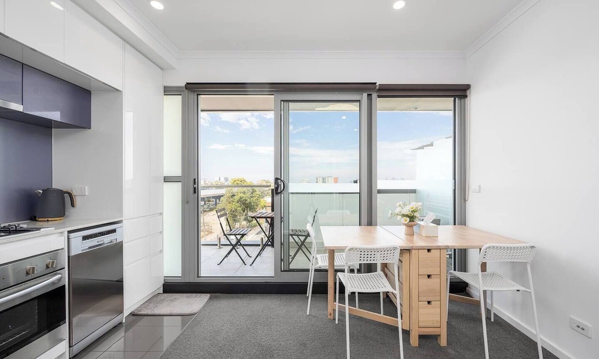 Preston Apartment | Bellview Bright | Balcony | City view | 50m Train